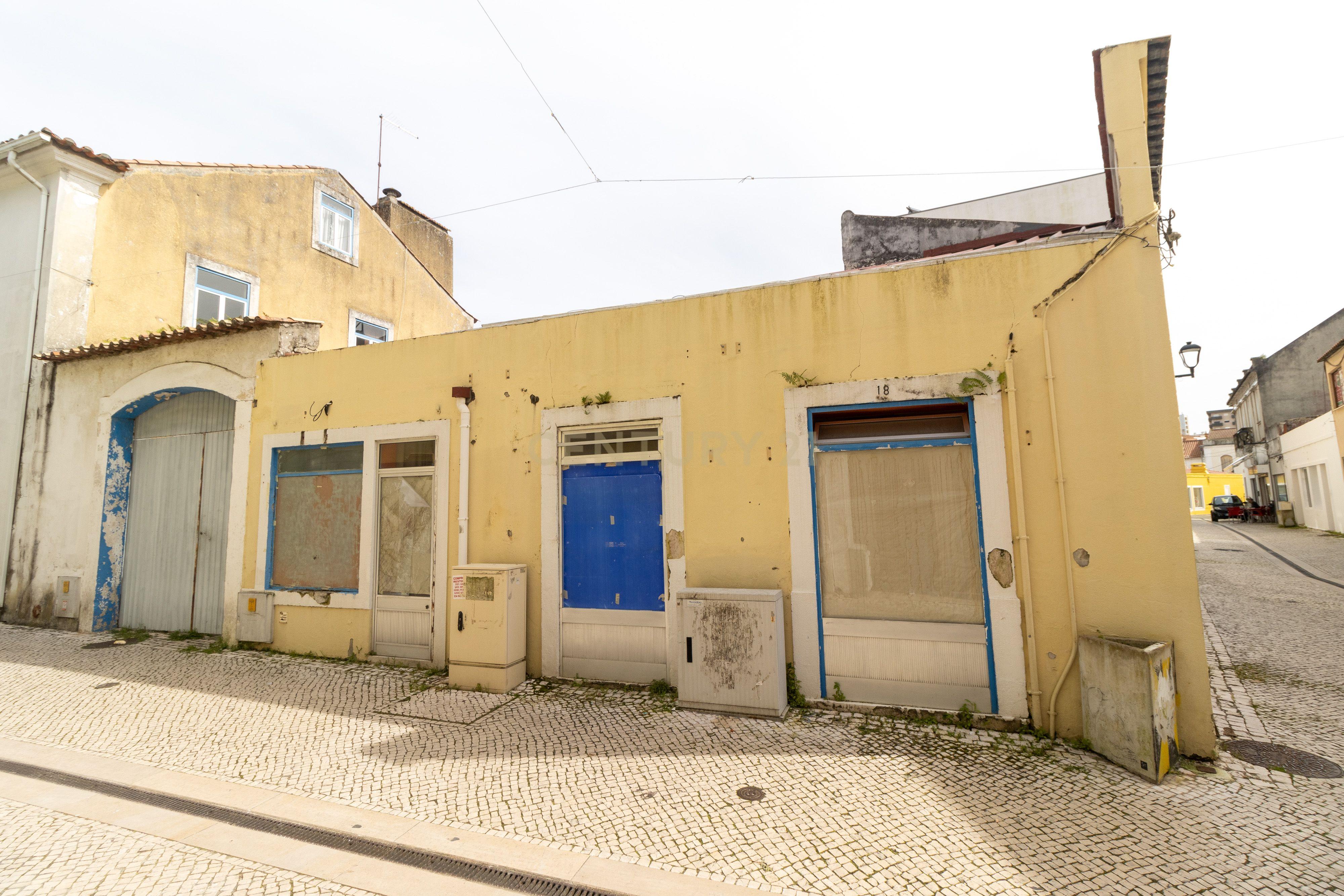 Edifício no Centro Histórico de Marinha Grande, habitação e comércio - Image 18