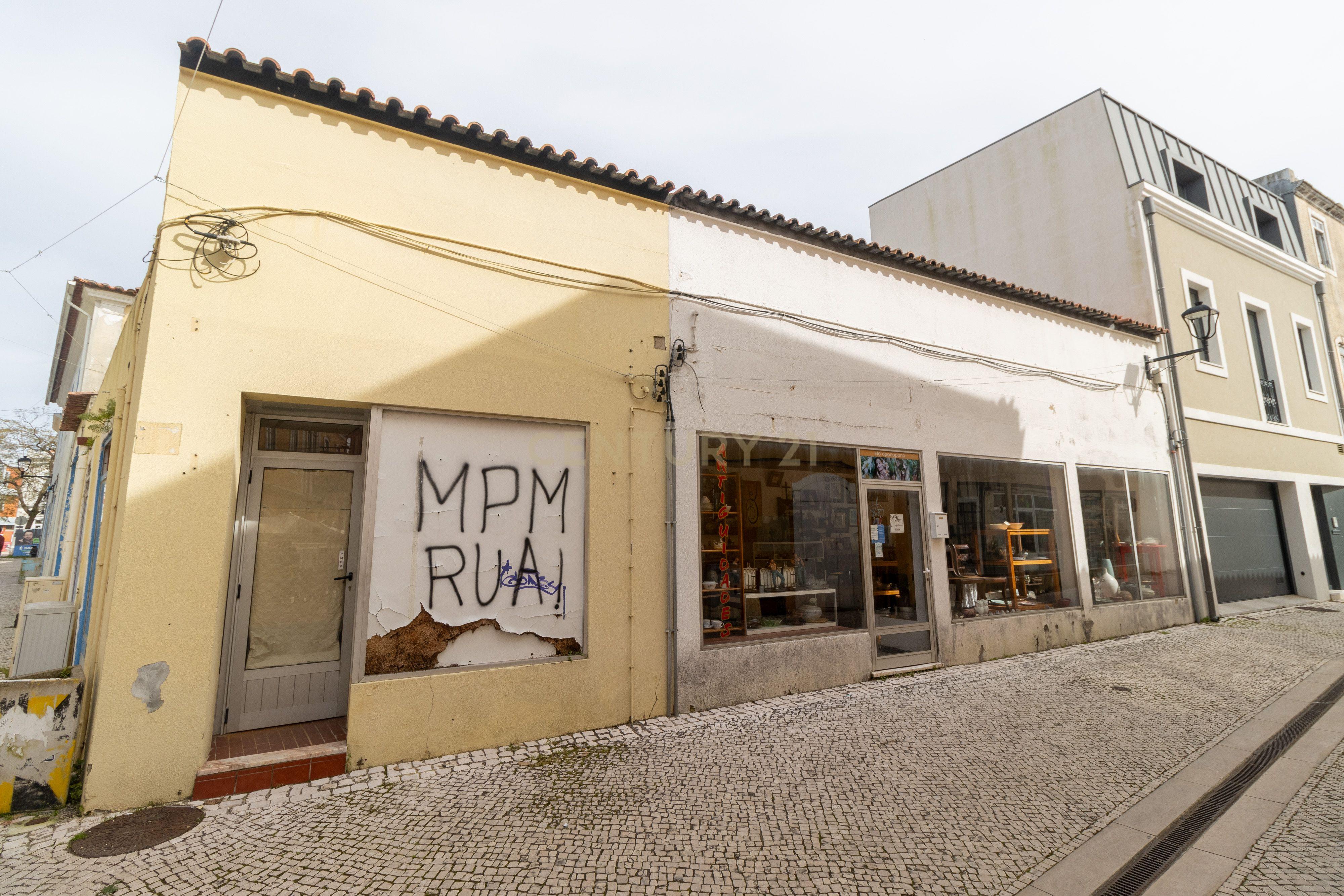 Edifício no Centro Histórico de Marinha Grande, habitação e comércio - Image 15