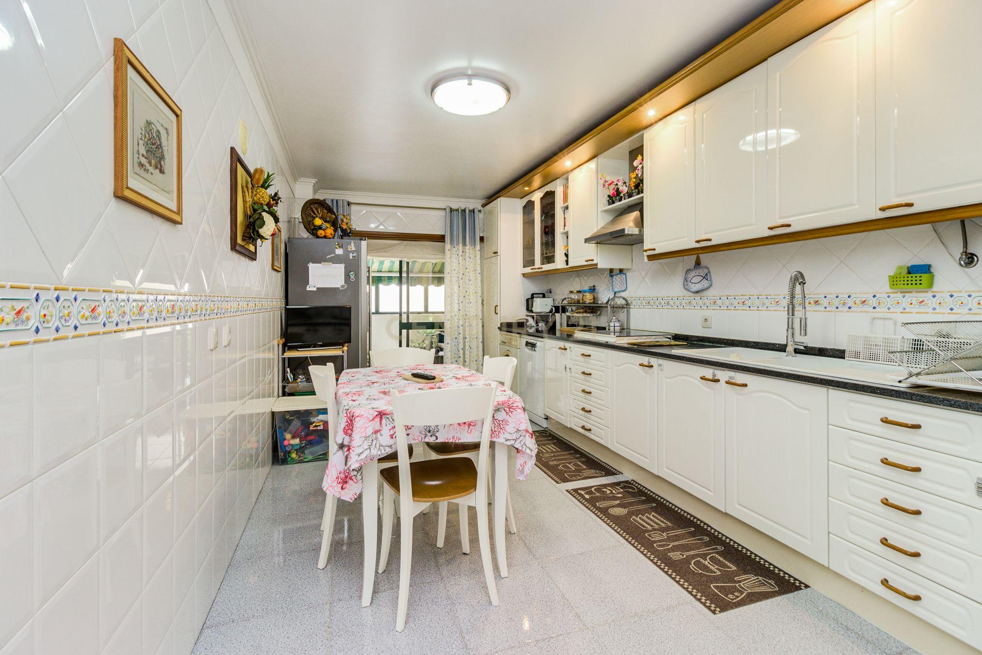 Excelente apartamento T3 em Massamá Norte (garagem BOX e arrecadação) - Image 12