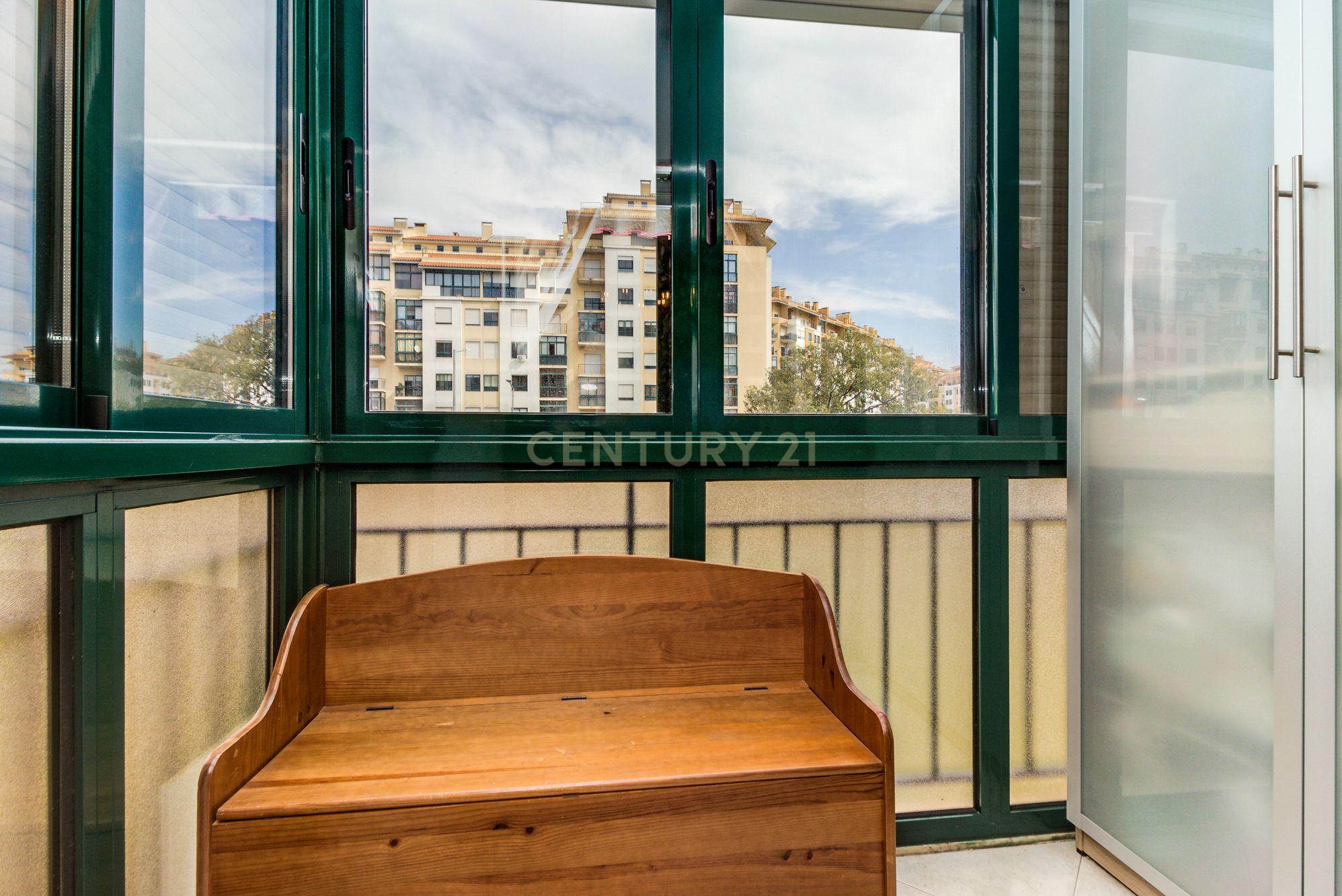Excelente apartamento T3 em Massamá Norte (garagem BOX e arrecadação) - Image 29