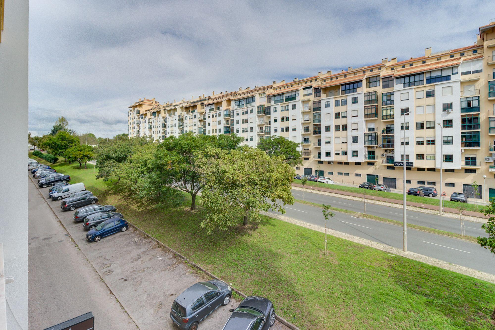 Excelente apartamento T3 em Massamá Norte (garagem BOX e arrecadação) - Image 30