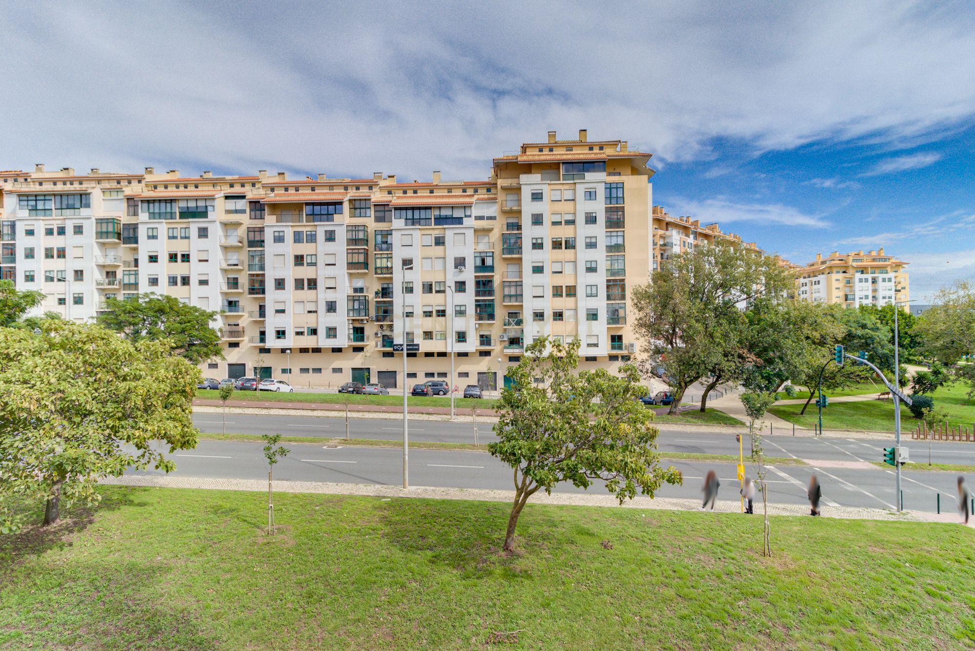 Excelente apartamento T3 em Massamá Norte (garagem BOX e arrecadação) - Image 31