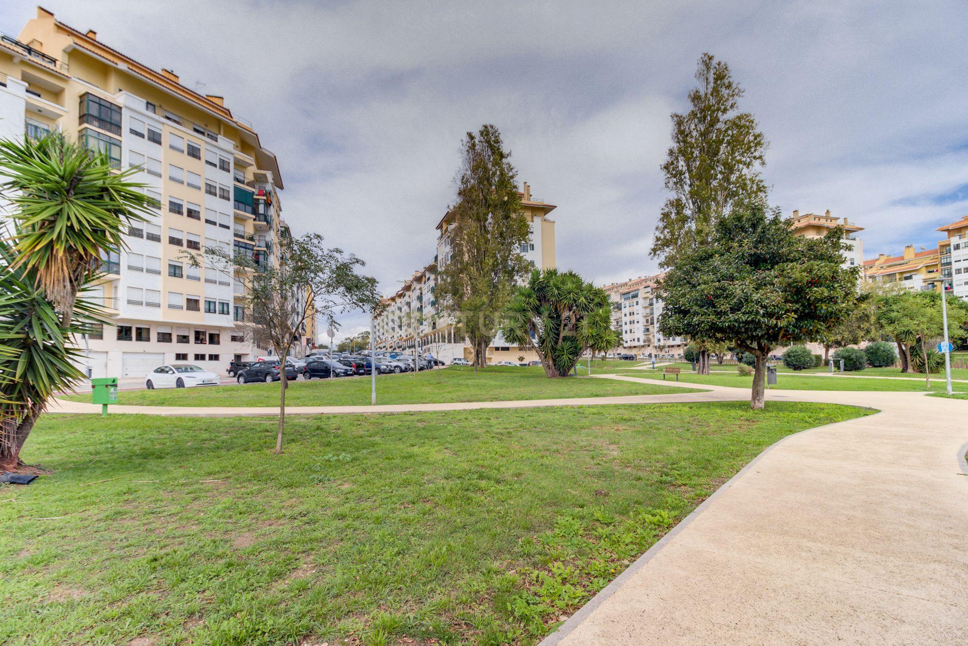 Excelente apartamento T3 em Massamá Norte (garagem BOX e arrecadação) - Image 37