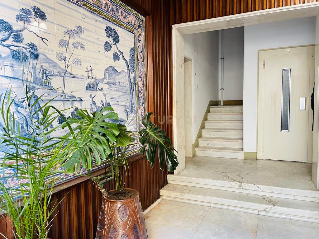 Apartamento Renovado com Vista Rio em Lisboa - Image 4