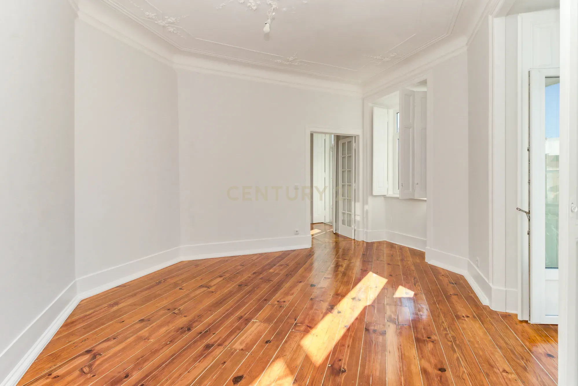T3+1 Totalmente Renovado na Av. Almirante Reis - Anjos - Image 22