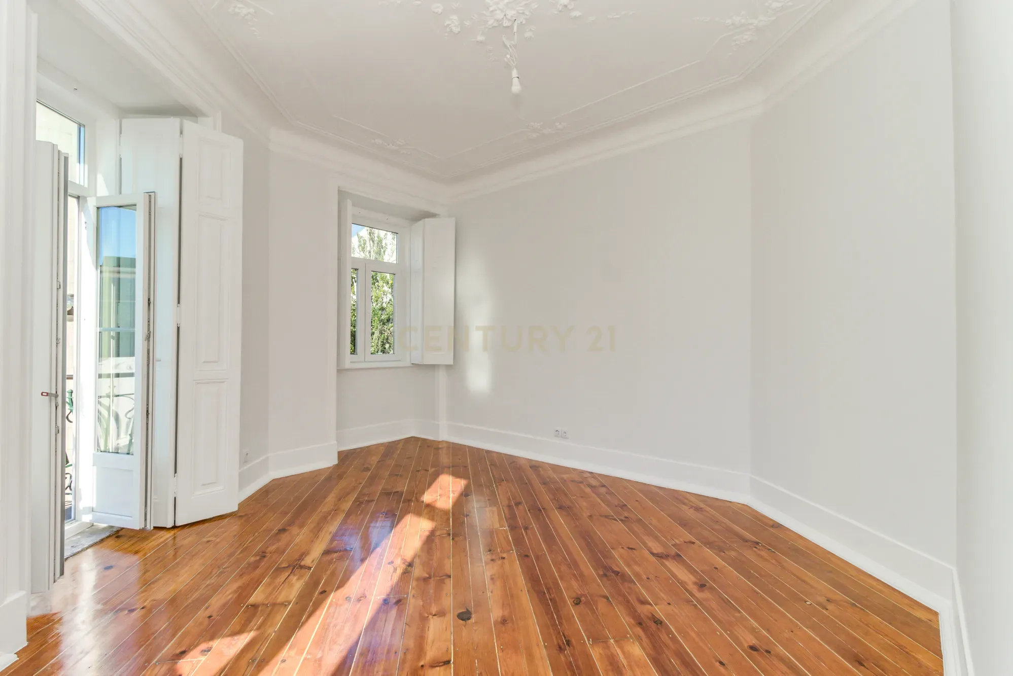 T3+1 Totalmente Renovado na Av. Almirante Reis - Anjos - Image 7