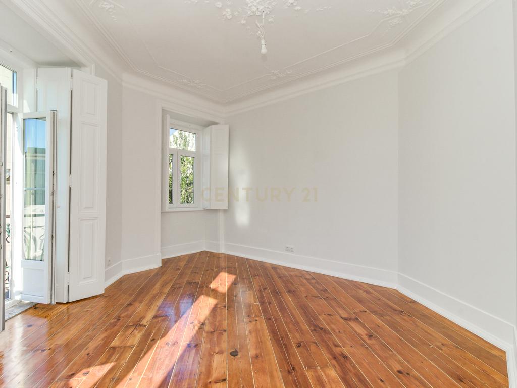 T3+1 Totalmente Renovado na Av. Almirante Reis - Anjos - Image 21