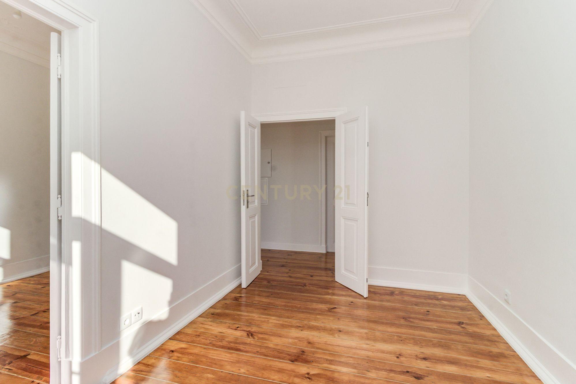 T3+1 Totalmente Renovado na Av. Almirante Reis - Anjos - Image 25