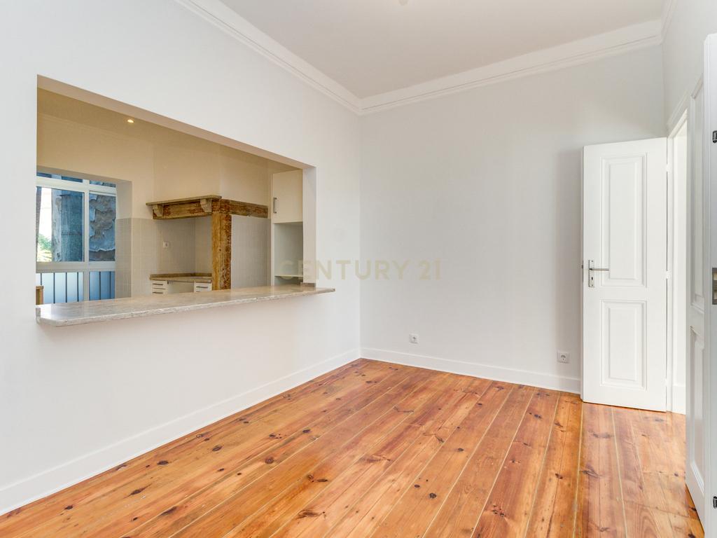 T3+1 Totalmente Renovado na Av. Almirante Reis - Anjos - Image 25