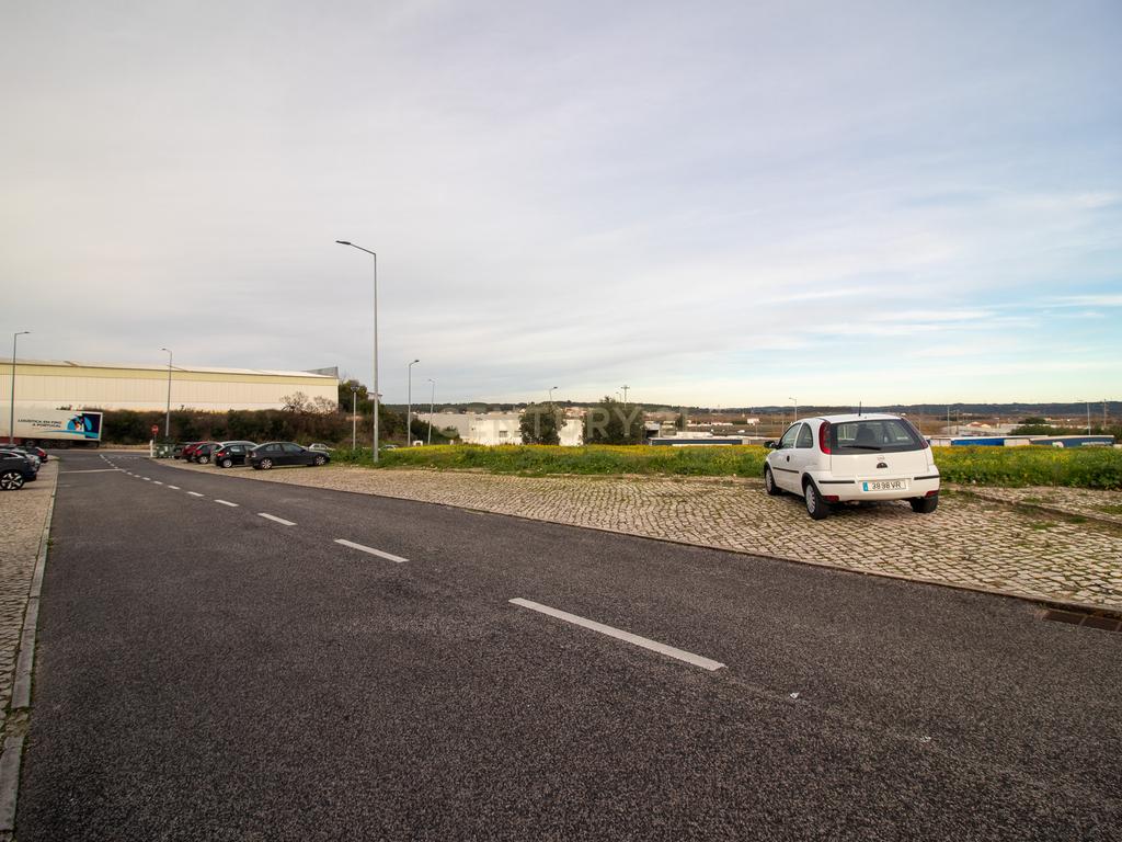 Lote Urbano localizado em Alenquer, com 385m2, para construção de prédio - Image 3