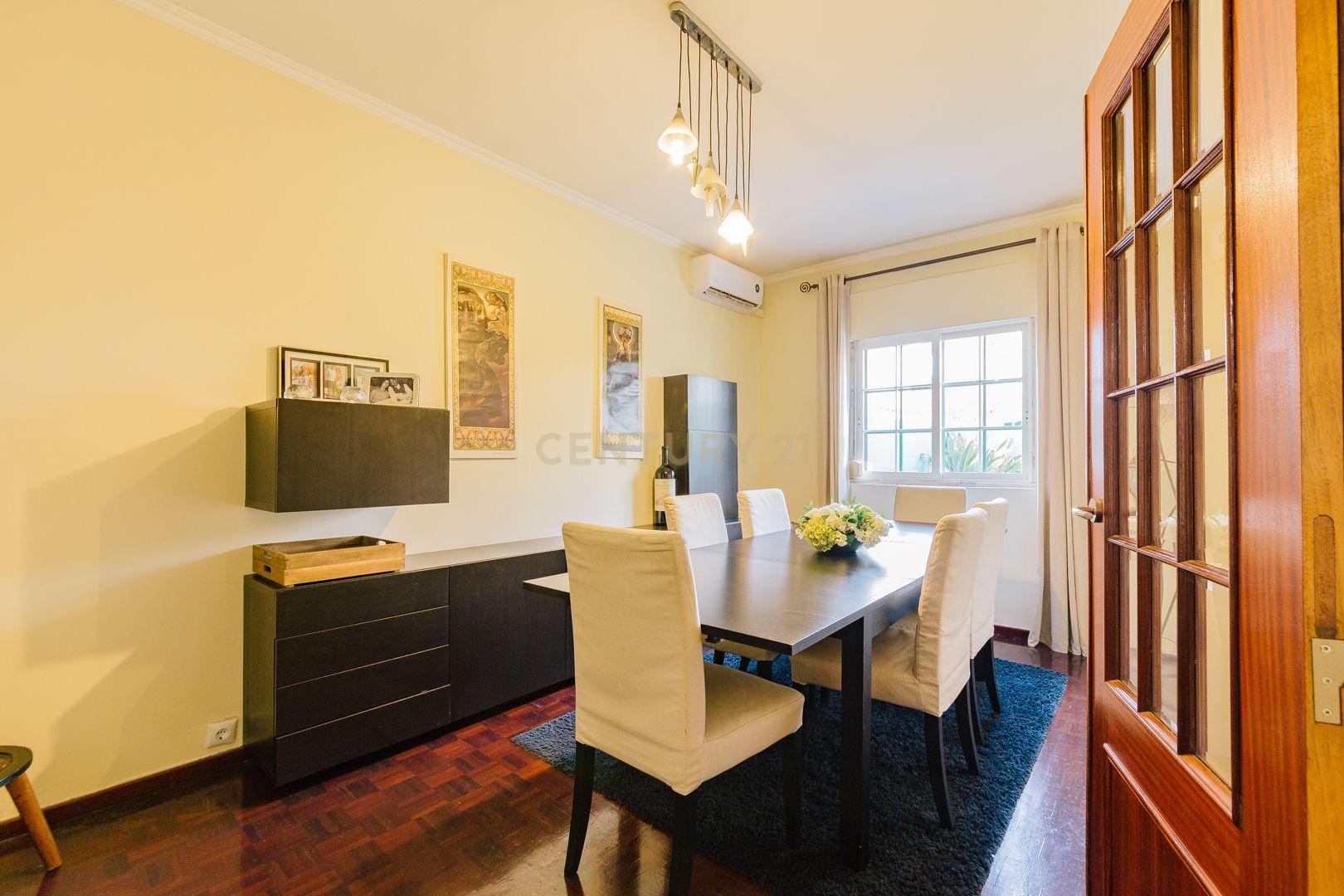 Moradia T5 na Parede: Espaço, Conforto e Localização Excecional - Image 11
