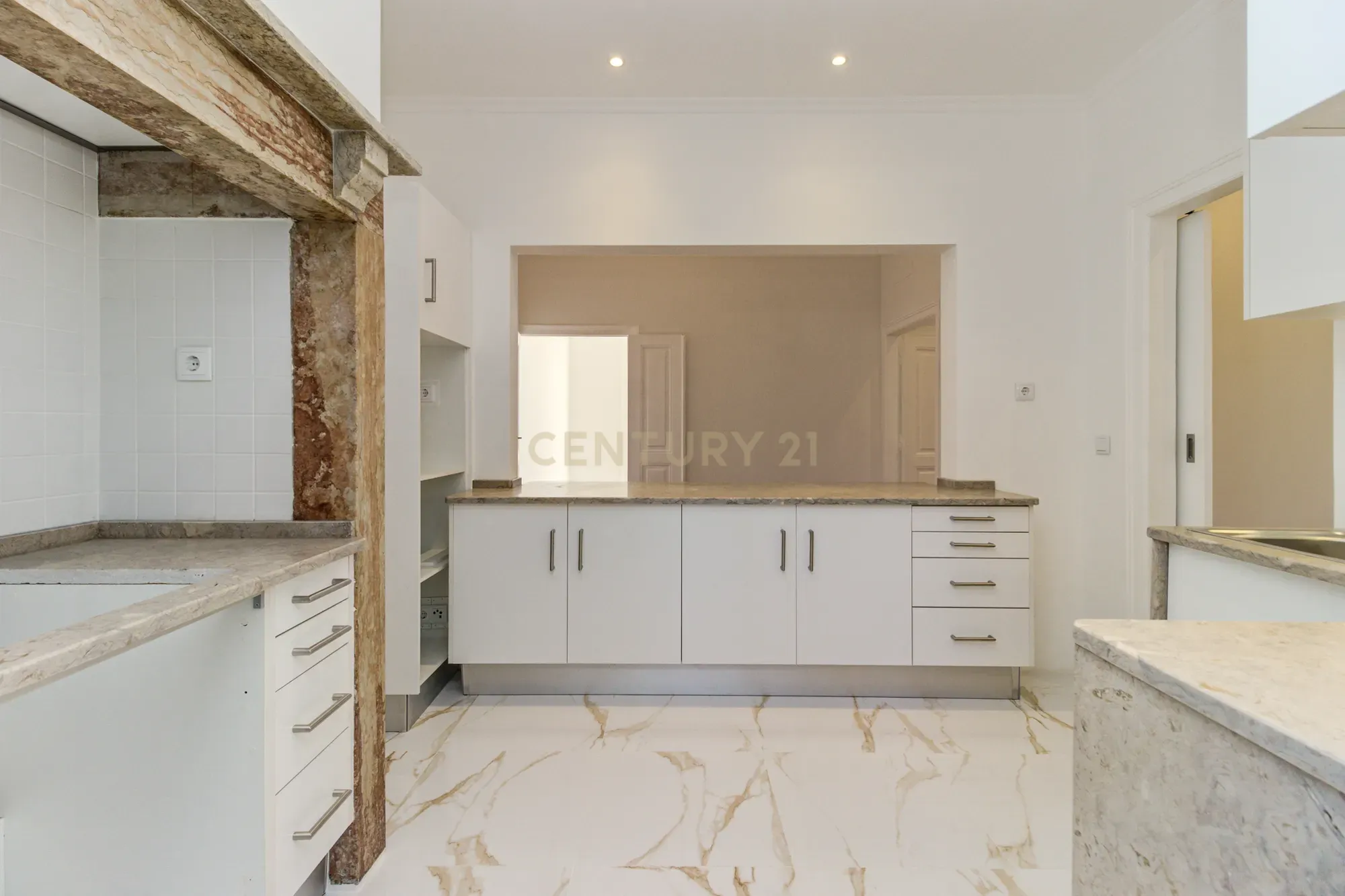 T3+1 Totalmente Renovado na Av. Almirante Reis - Anjos - Image 4