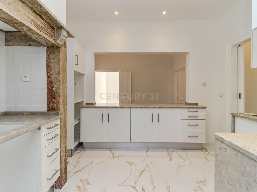 T3+1 Totalmente Renovado na Av. Almirante Reis - Anjos - Image 29