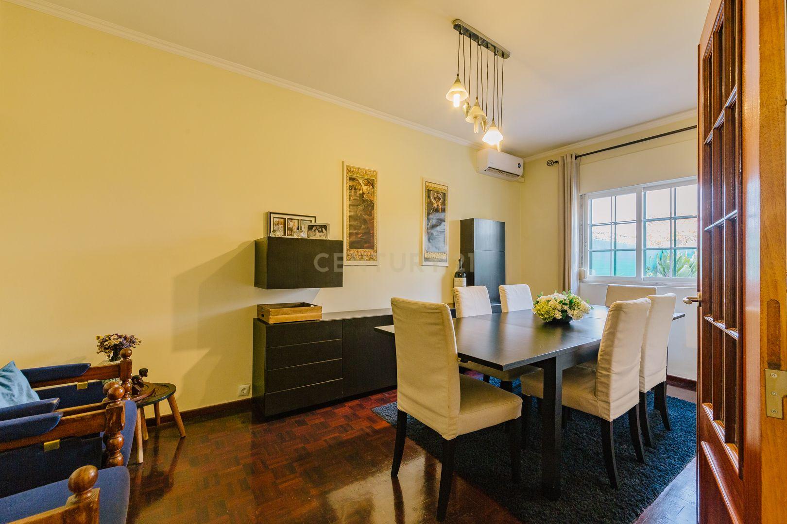 Moradia T5 na Parede: Espaço, Conforto e Localização Excecional - Image 12