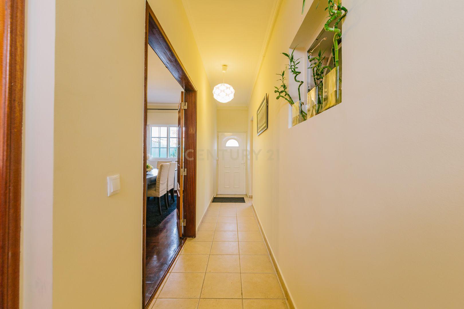 Moradia T5 na Parede: Espaço, Conforto e Localização Excecional - Image 10