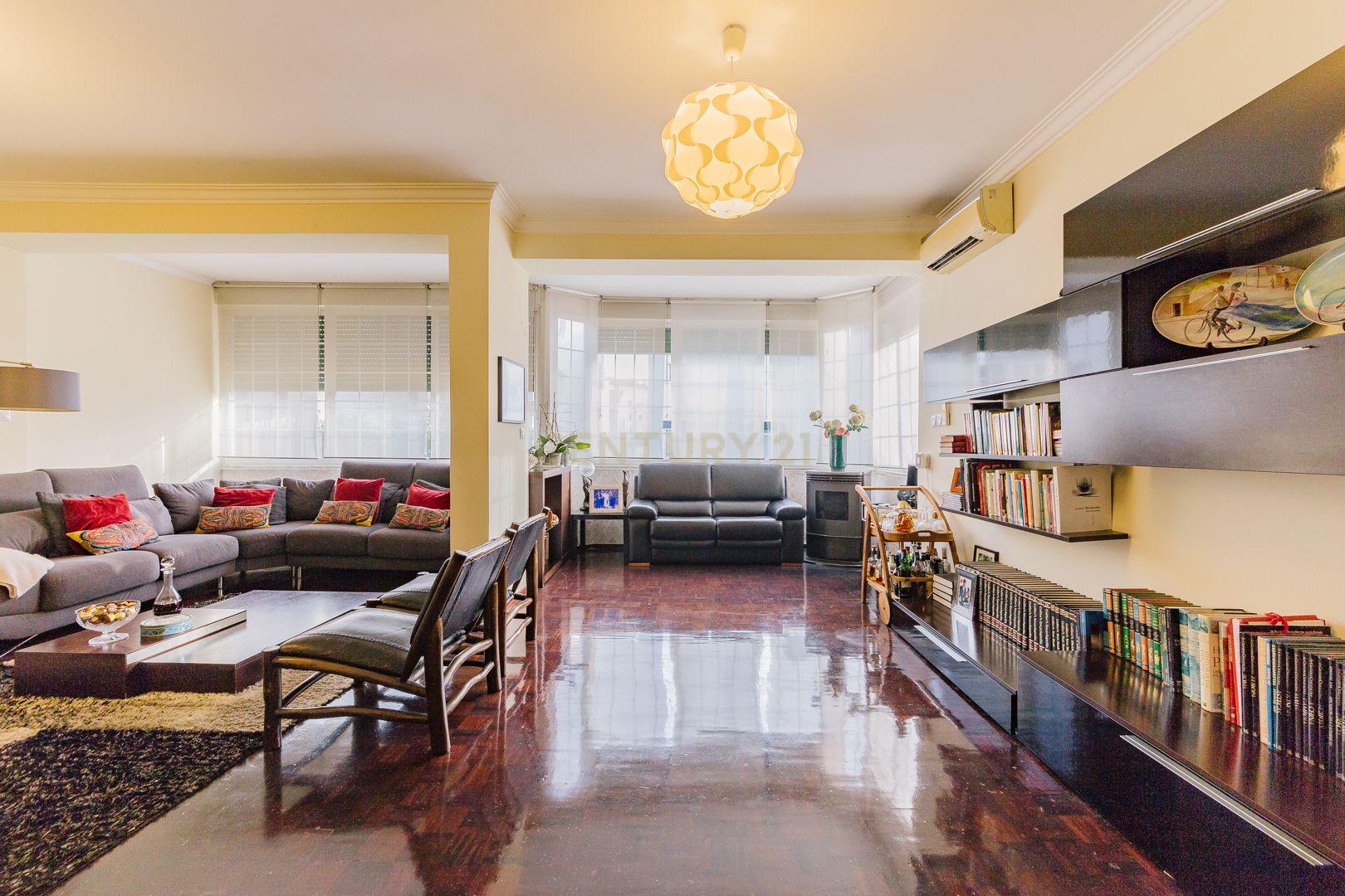 Moradia T5 na Parede: Espaço, Conforto e Localização Excecional - Image 9