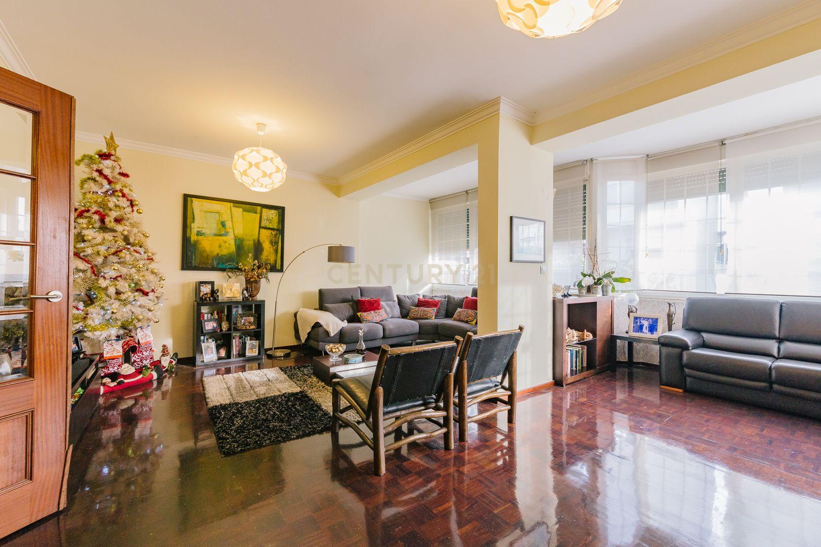 Moradia T5 na Parede: Espaço, Conforto e Localização Excecional - Image 6