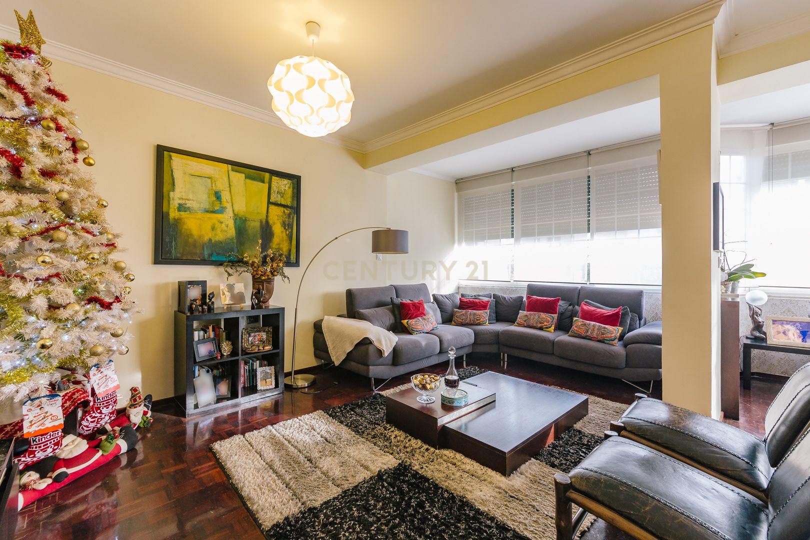 Moradia T5 na Parede: Espaço, Conforto e Localização Excecional - Image 7