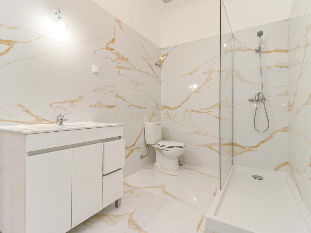 T3+1 Totalmente Renovado na Av. Almirante Reis - Anjos - Image 10