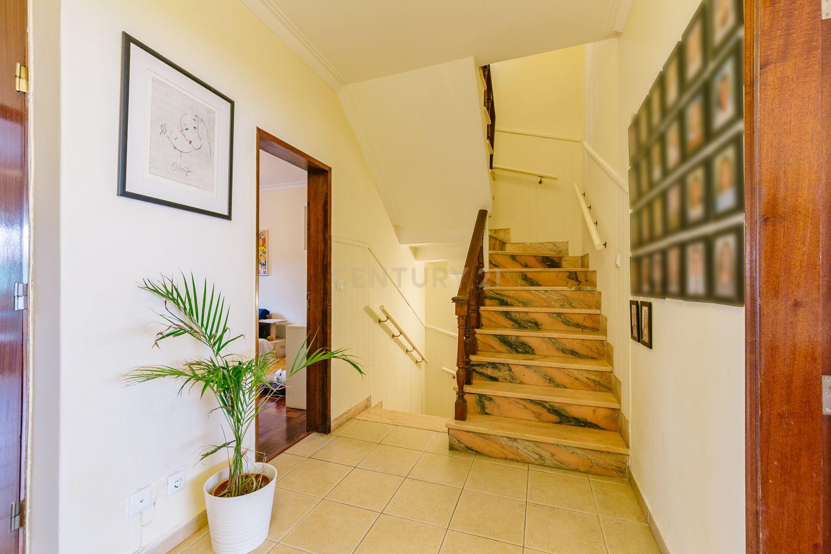 Moradia T5 na Parede: Espaço, Conforto e Localização Excecional - Image 17