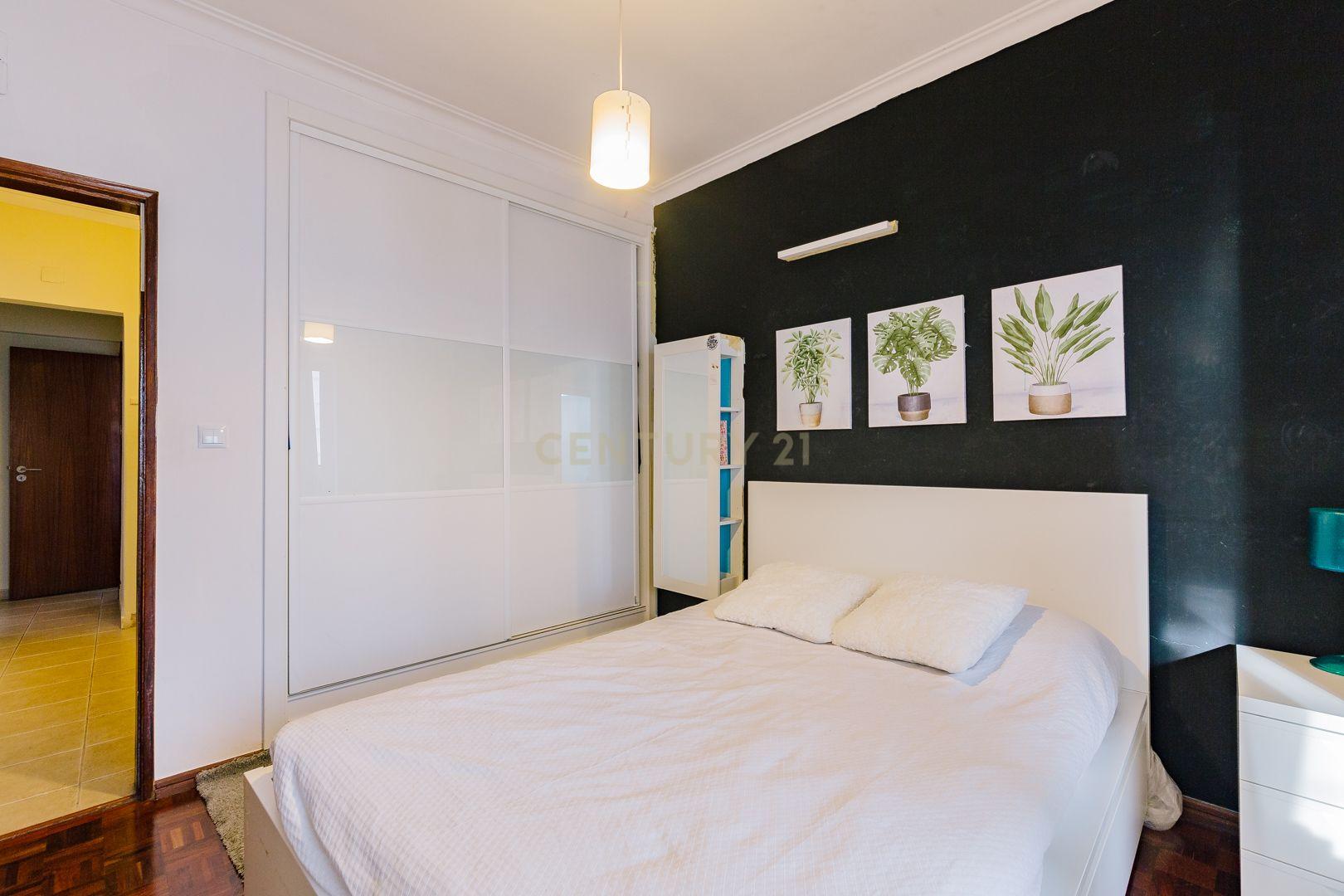Moradia T5 na Parede: Espaço, Conforto e Localização Excecional - Image 28