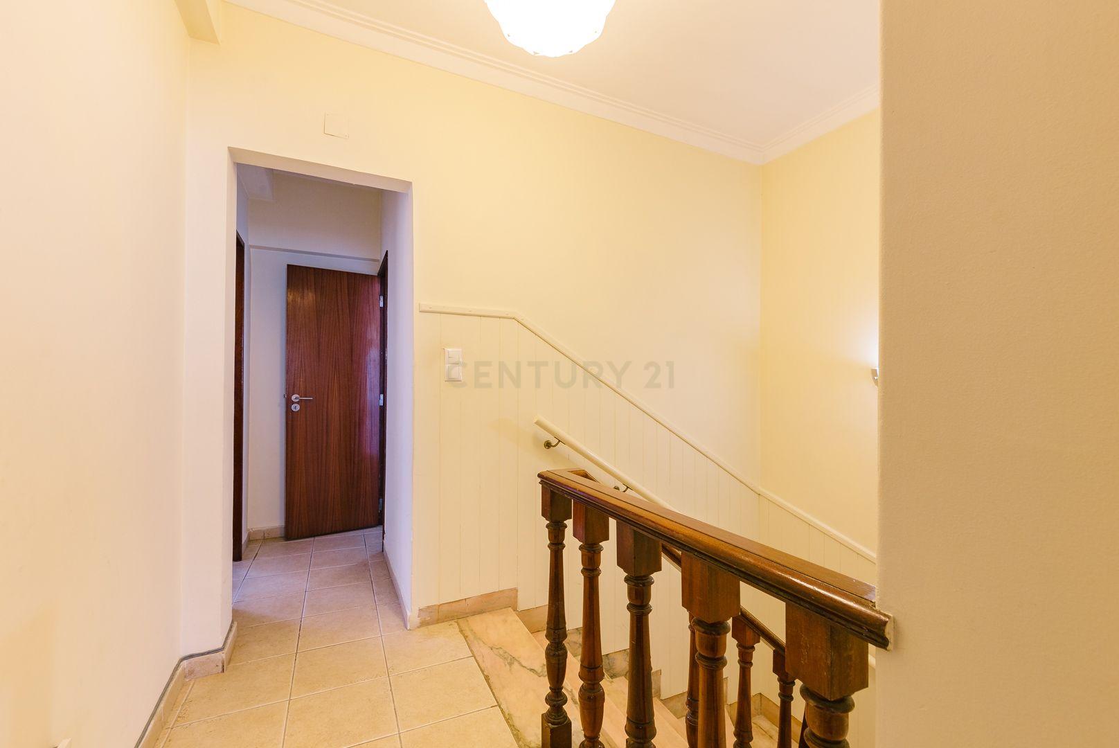 Moradia T5 na Parede: Espaço, Conforto e Localização Excecional - Image 20