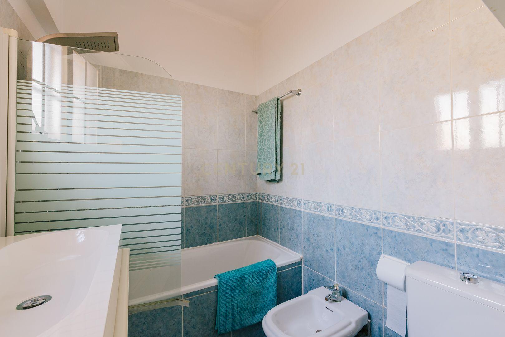 Moradia T5 na Parede: Espaço, Conforto e Localização Excecional - Image 23