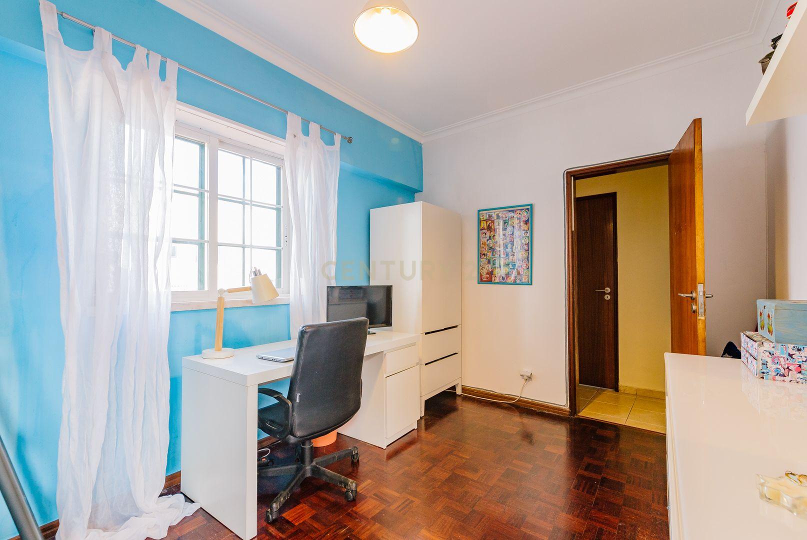 Moradia T5 na Parede: Espaço, Conforto e Localização Excecional - Image 25
