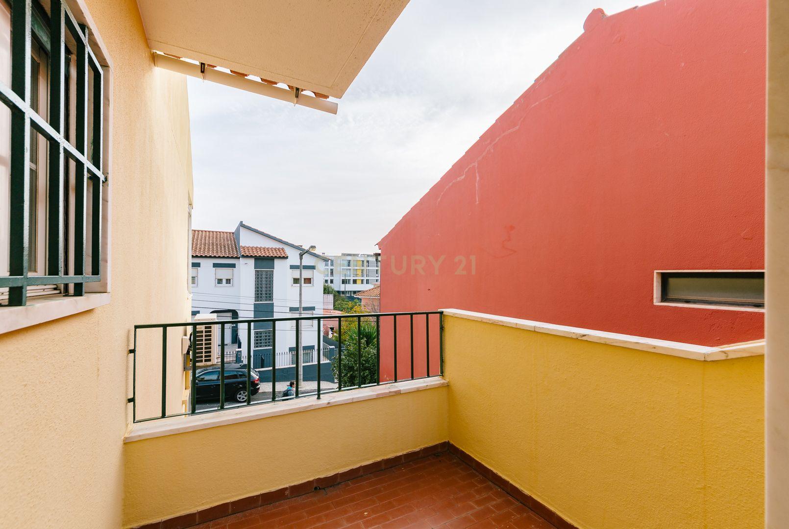 Moradia T5 na Parede: Espaço, Conforto e Localização Excecional - Image 26