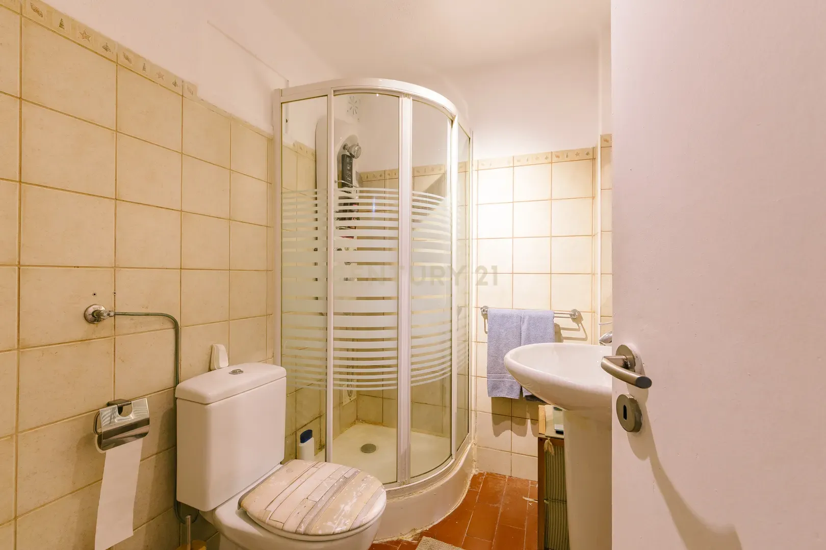 Moradia T5 na Parede: Espaço, Conforto e Localização Excecional - Image 27