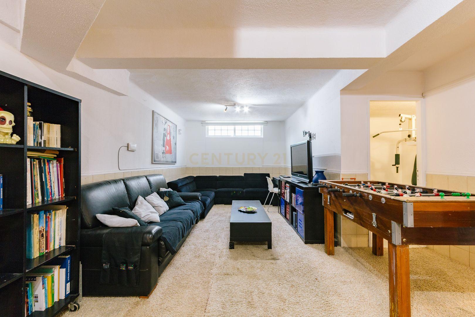Moradia T5 na Parede: Espaço, Conforto e Localização Excecional - Image 33