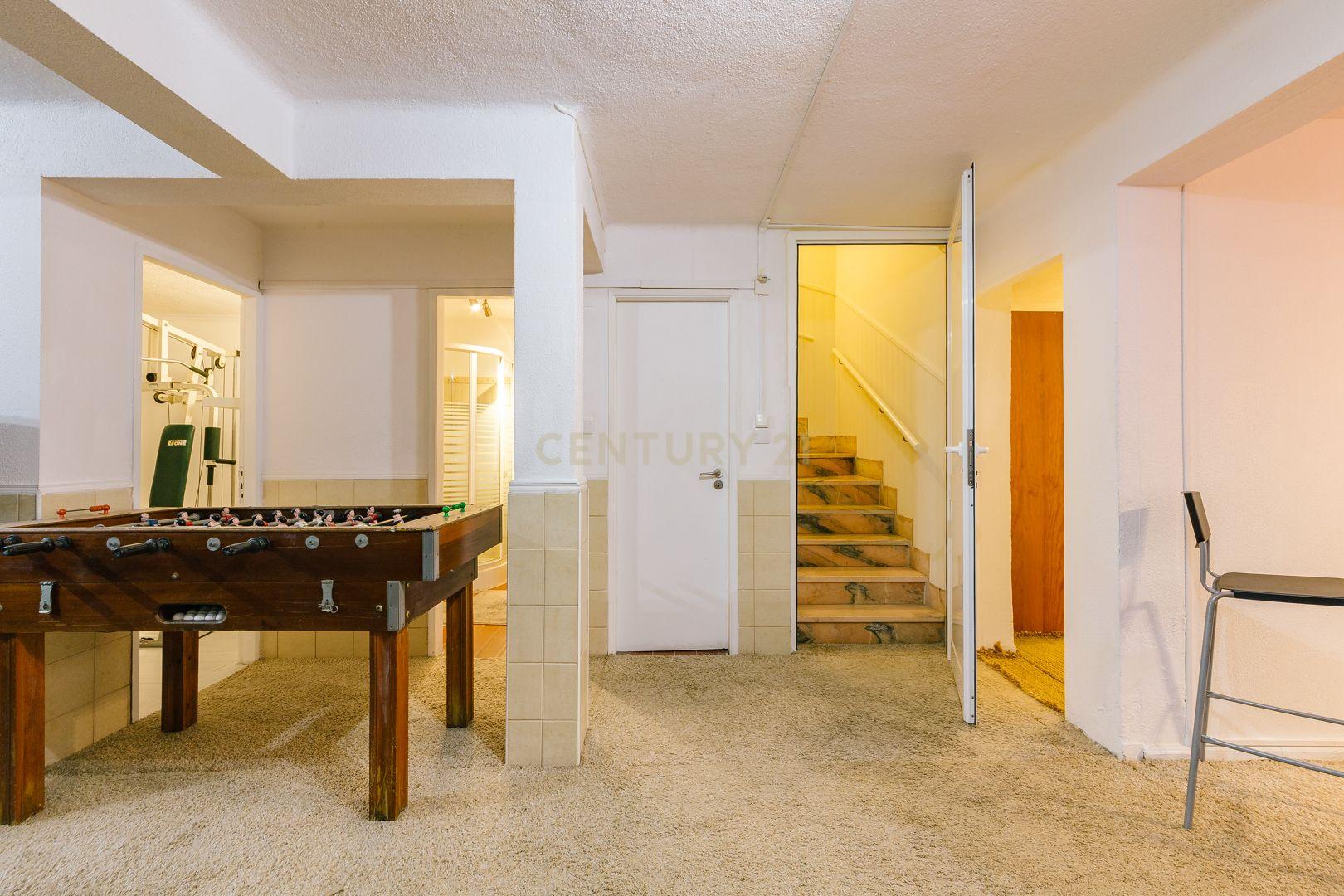 Moradia T5 na Parede: Espaço, Conforto e Localização Excecional - Image 30