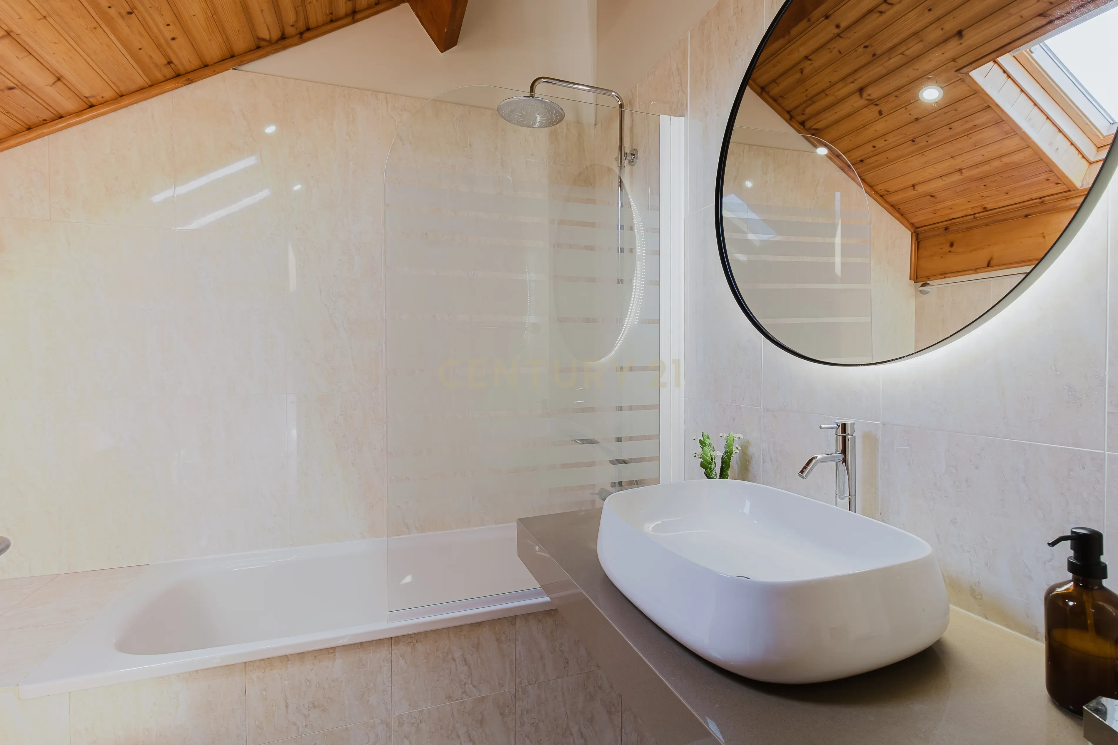 Casa Exuberante T4 com Piscina e Jacuzzi junto ao Rio na zona do Gerês - Image 32