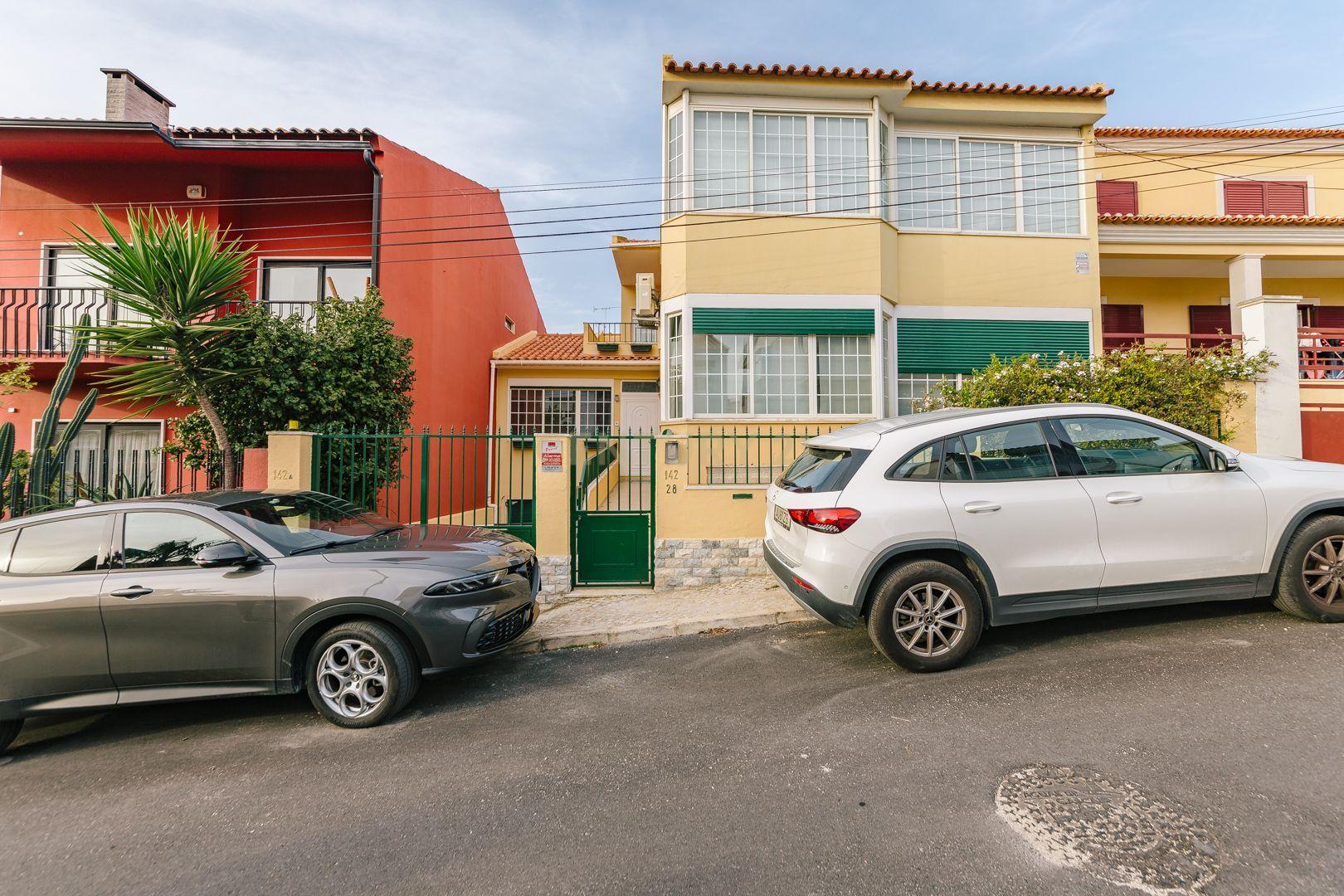 Moradia T5 na Parede: Espaço, Conforto e Localização Excecional - Image 4