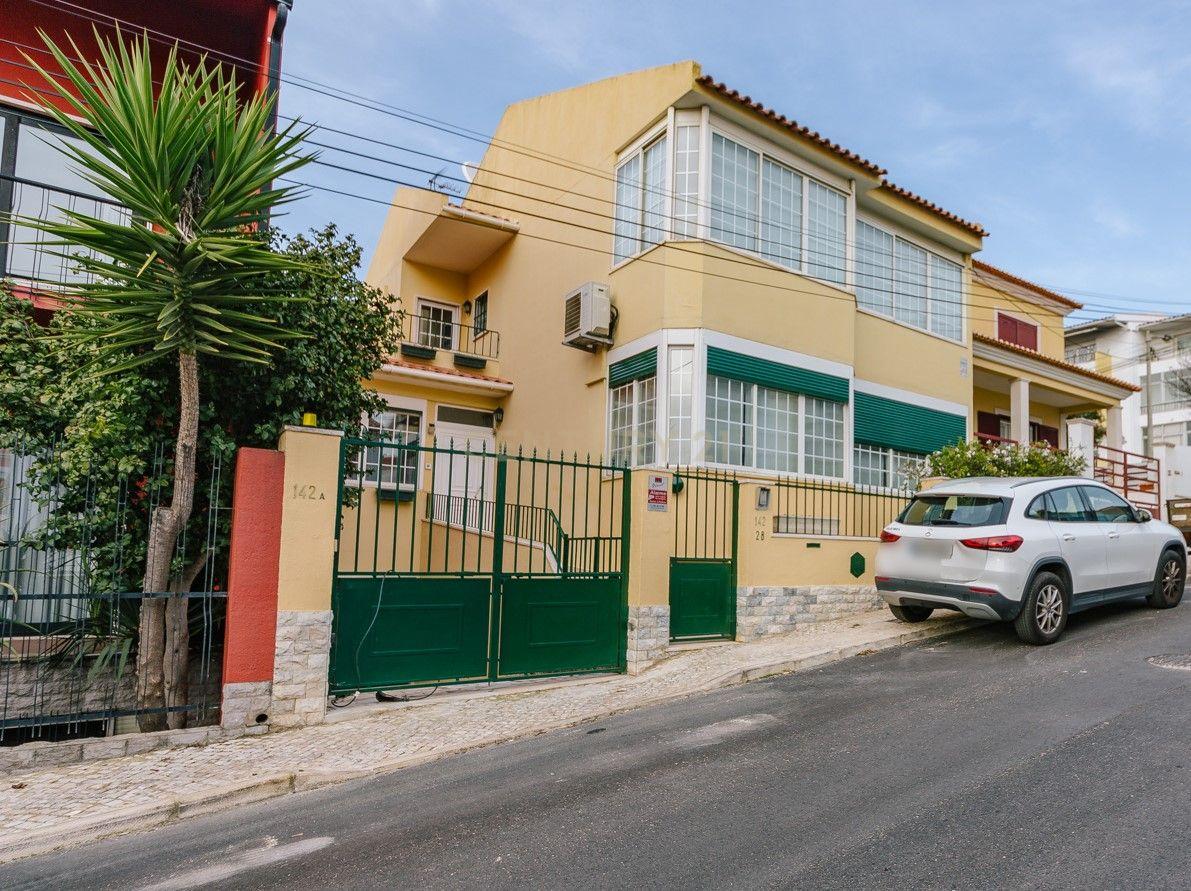 Moradia T5 na Parede: Espaço, Conforto e Localização Excecional - Image 3