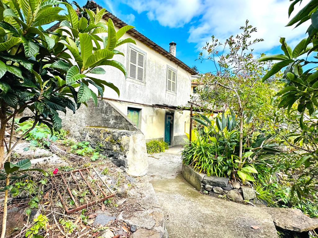 Terreno com moradia para recuperar no Poço Gil - Machico - Image 1