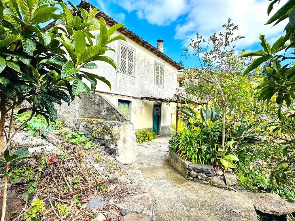 Terreno com moradia para recuperar no Poço Gil - Machico - Image 1