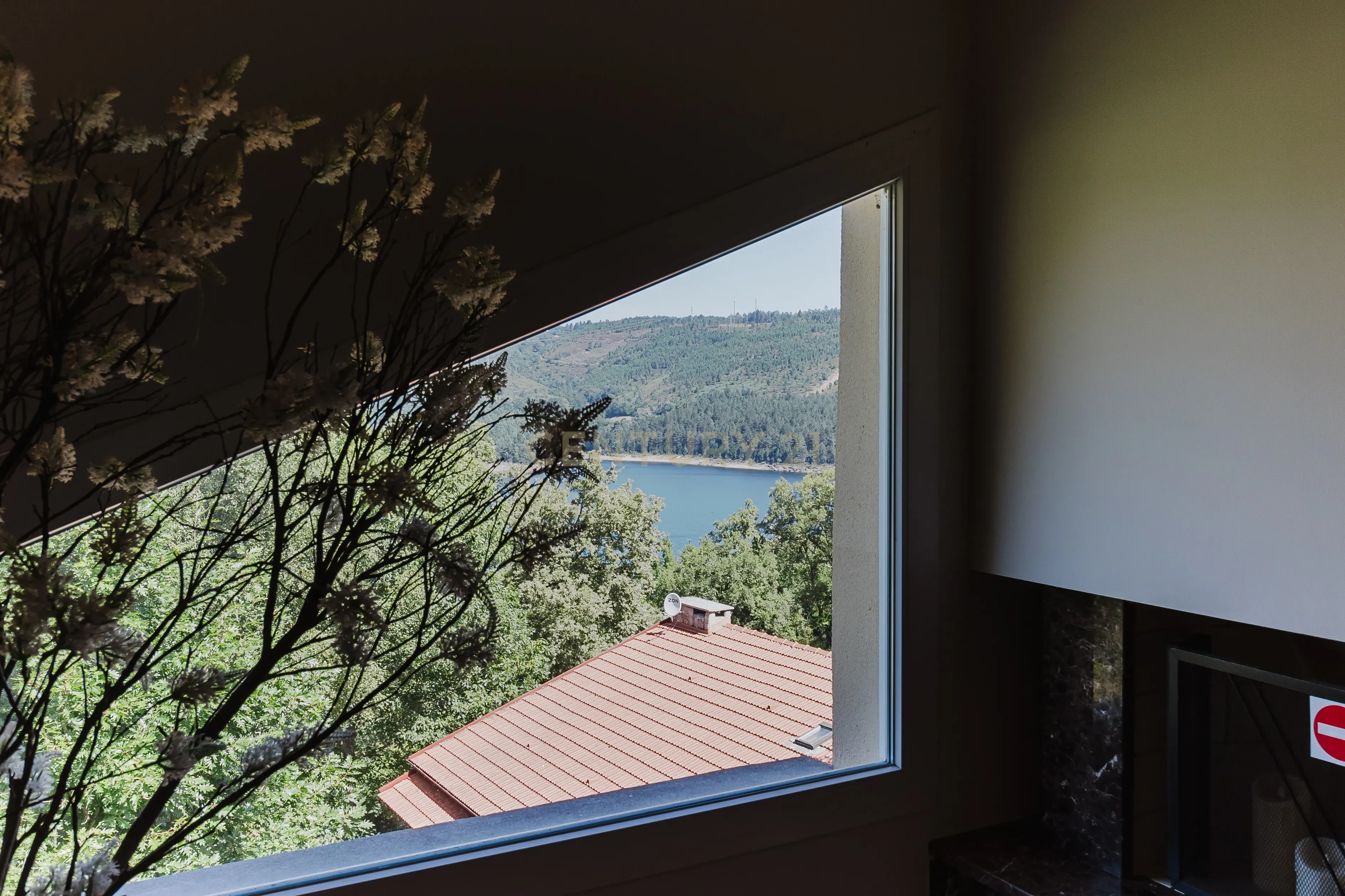 Casa Exuberante T4 com Piscina e Jacuzzi junto ao Rio na zona do Gerês - Image 37