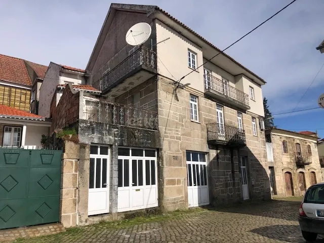 Moradia de três pisos com amplas divisões e excelente localização em Ranhados, Mêda. Para Venda - Image 1
