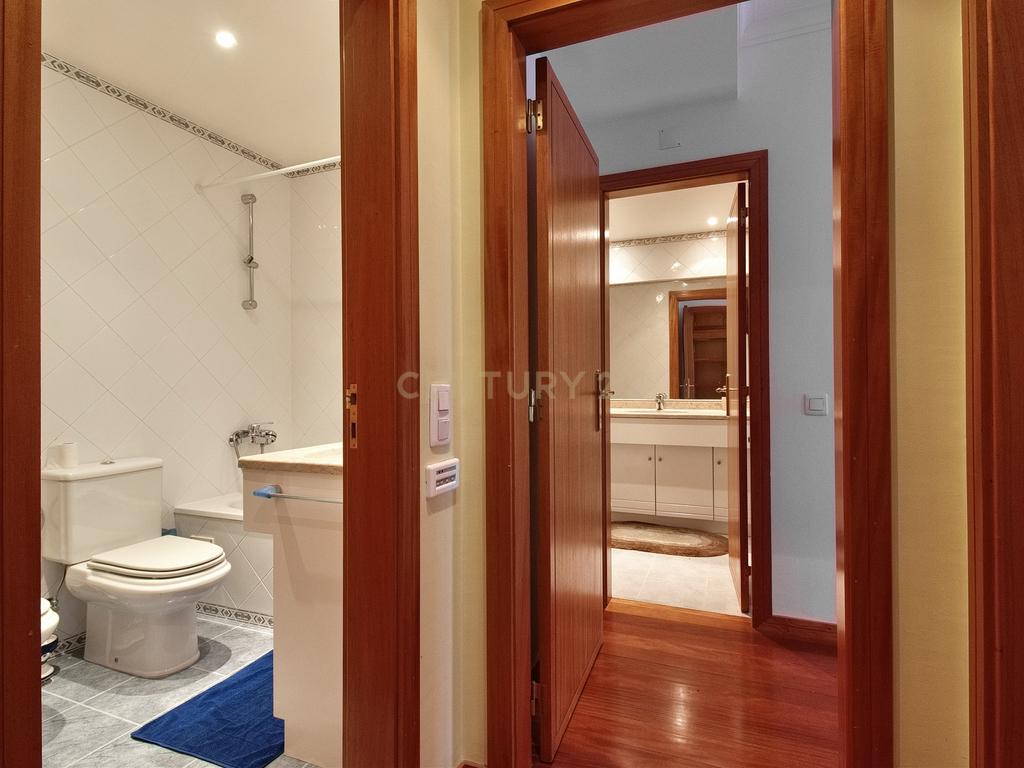 Apartamento T2 Mobilado, com Suíte, Varanda e Elevador em Caparide – São Domingos de Rana - Image 9