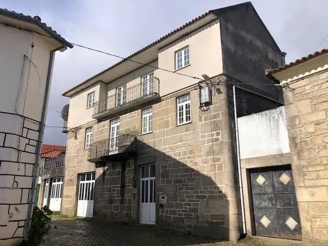 Moradia de três pisos com amplas divisões e excelente localização em Ranhados, Mêda. Para Venda - Image 2