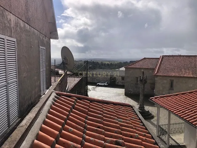 Moradia de três pisos com amplas divisões e excelente localização em Ranhados, Mêda. Para Venda - Image 10