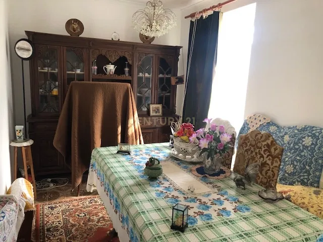 Moradia de três pisos com amplas divisões e excelente localização em Ranhados, Mêda. Para Venda - Image 6