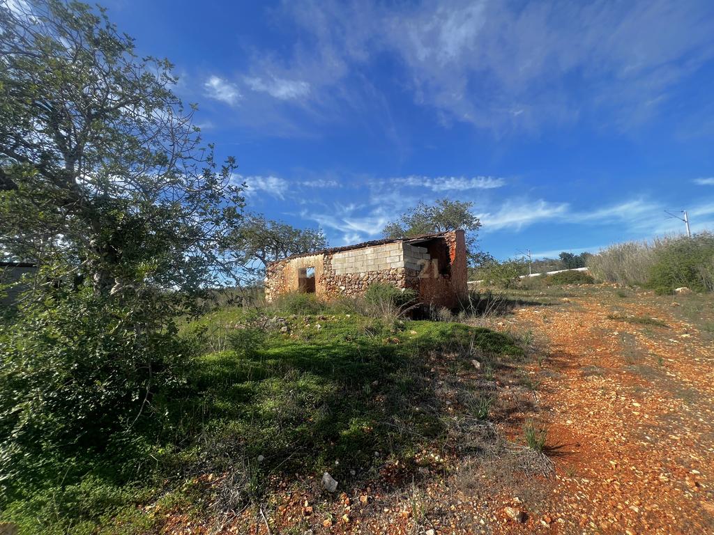 Oportunidade Única na Aldeia da Alfarrobeira – Prédio Misto com Ruína e Terreno Amplo - Image 1