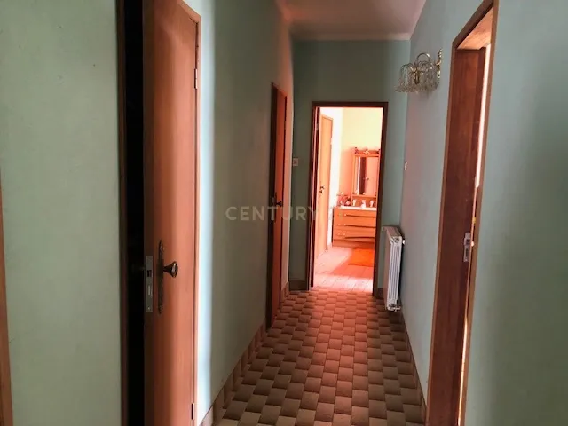 Moradia de três pisos com amplas divisões e excelente localização em Ranhados, Mêda. Para Venda - Image 8