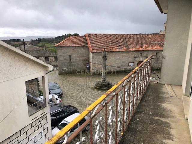 Moradia de três pisos com amplas divisões e excelente localização em Ranhados, Mêda. Para Venda - Image 11