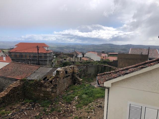 Moradia de três pisos com amplas divisões e excelente localização em Ranhados, Mêda. Para Venda - Image 12