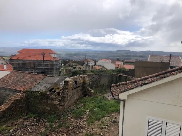 Moradia de três pisos com amplas divisões e excelente localização em Ranhados, Mêda. Para Venda - Image 12