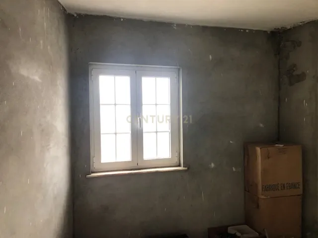Moradia de três pisos com amplas divisões e excelente localização em Ranhados, Mêda. Para Venda - Image 14