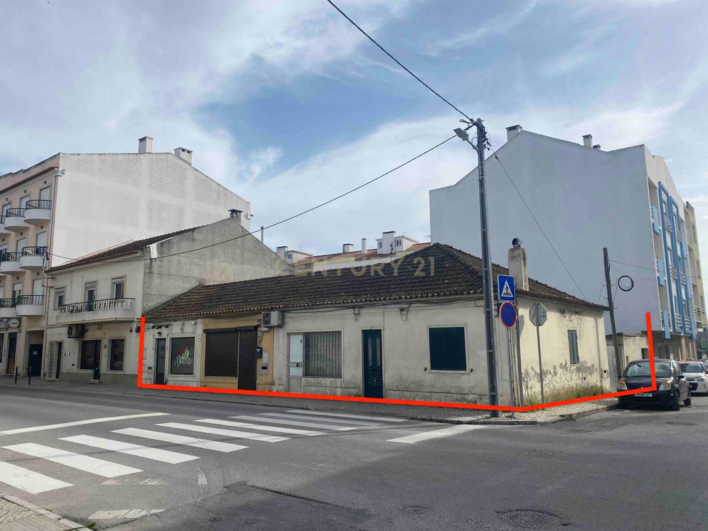 Pinhal Novo - Moradia c/ comércio p/ recuperar - 500m estação de comboio - Image 1